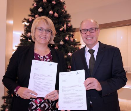 Bewilligungsbescheid des Bundes pünktlich zum Weihnachtsfest eingetroffen: Landrat Manfred Müller und Annette Mühlenhoff, Dezernentin der Paderborner Kreisverwaltung, gehen davon aus, dass bereits Anfang kommenden Jahres die Ausschreibungen beginnen und 97 Millionen Euro für flächendeckendes Glasfasernetz im Kreisgebiet auf den Weg gebracht werden können, Bildnachweis: Amt für Presse- und Öffentlichkeitsarbeit, Kreis Paderborn, Michaela Pitz Breitbandausbau: 97 Millionen Euro auf den Weg gebracht